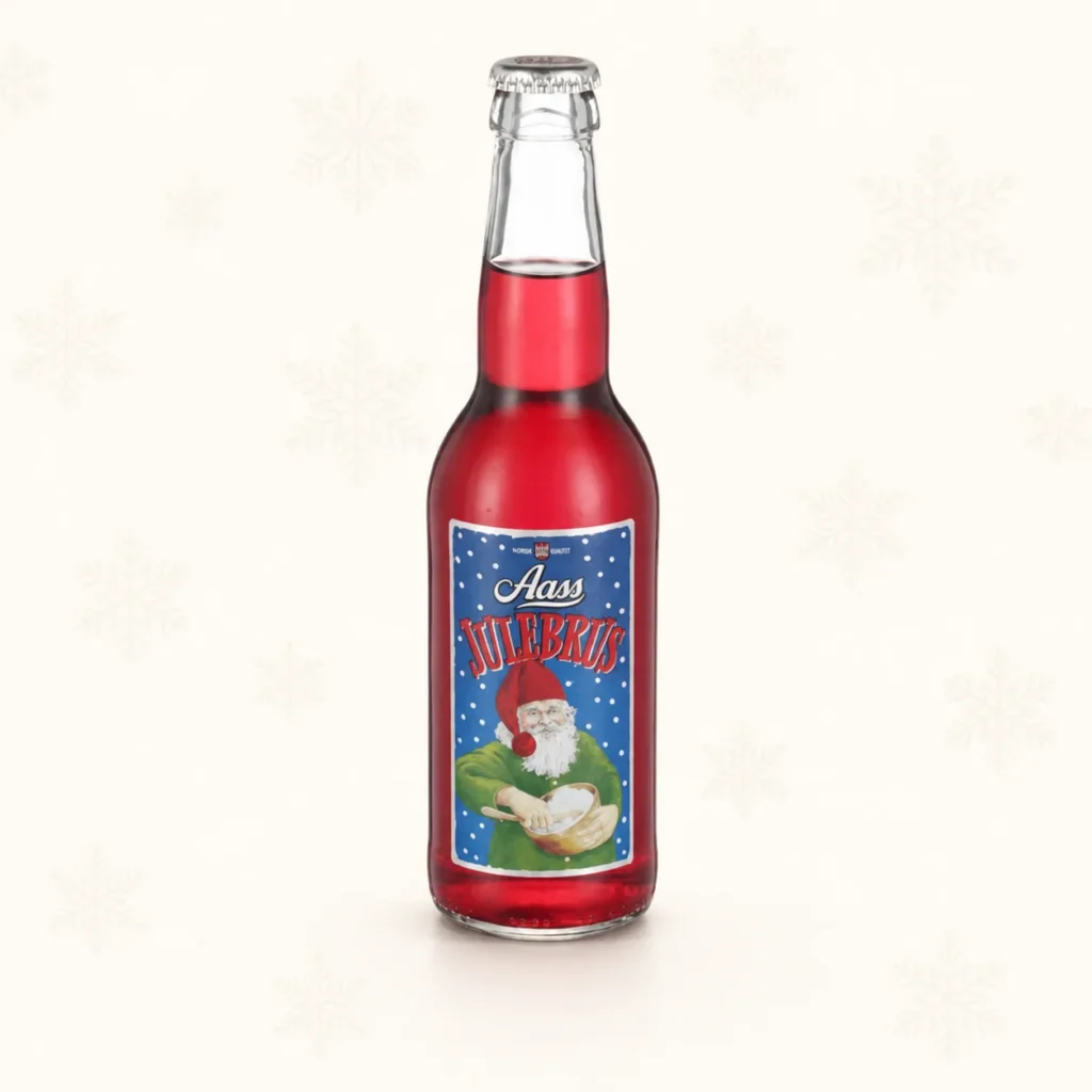 Glassflaske med rød Aass julebrus og etikett med julenisse