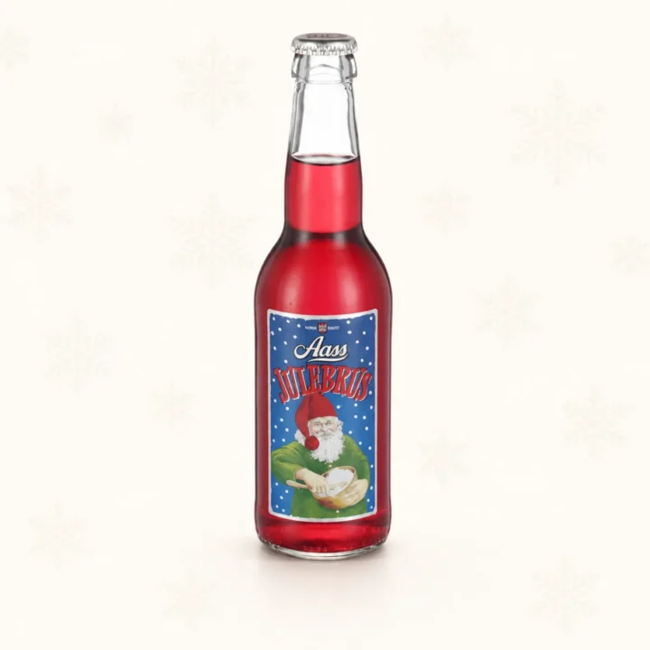 Glassflaske med rød Aass julebrus og etikett med julenisse