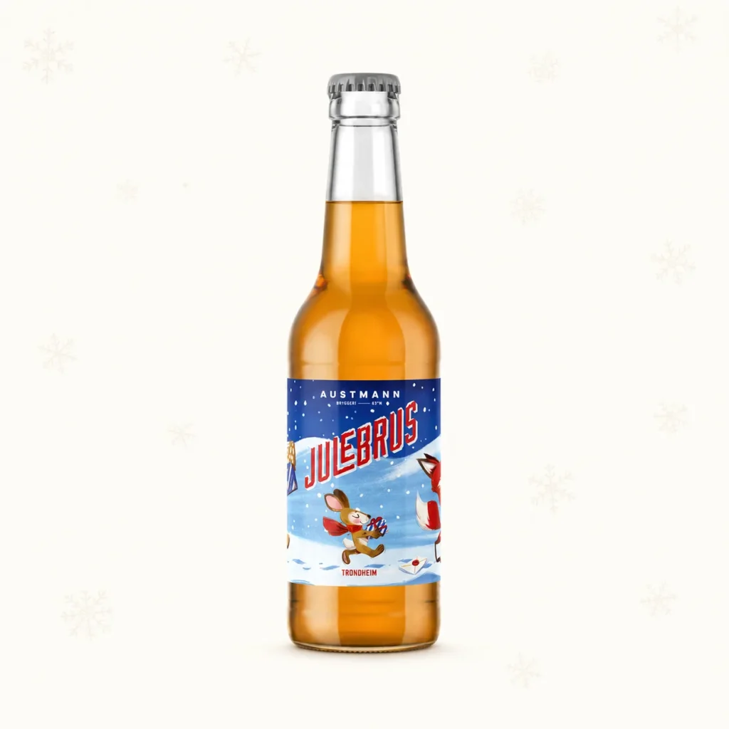 Flaske med gyllen julebrus fra Austmann, med blå og hvit juleetikett