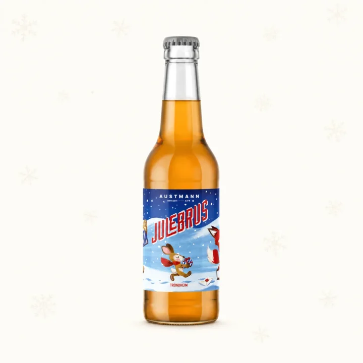 Flaske med gyllen julebrus fra Austmann, med blå og hvit juleetikett