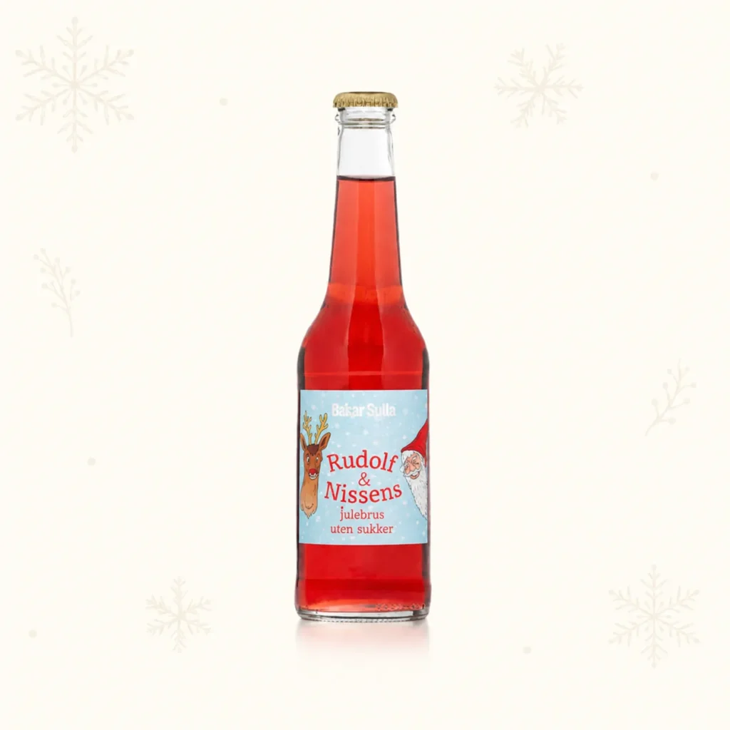 Flaske med rød Rudolf & Nissens julebrus uten sukker på lys bakgrunn med snøfnugg