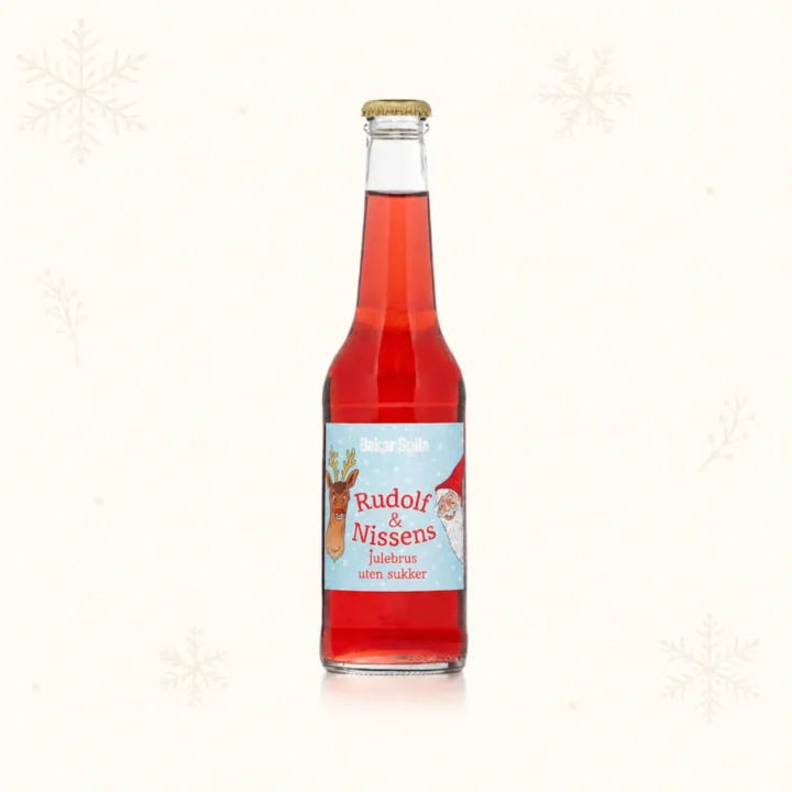Flaske med rød Rudolf & Nissens julebrus uten sukker på lys bakgrunn med snøfnugg