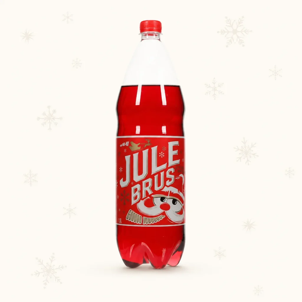 Flaske med rød julebrus og julemotiv på etiketten